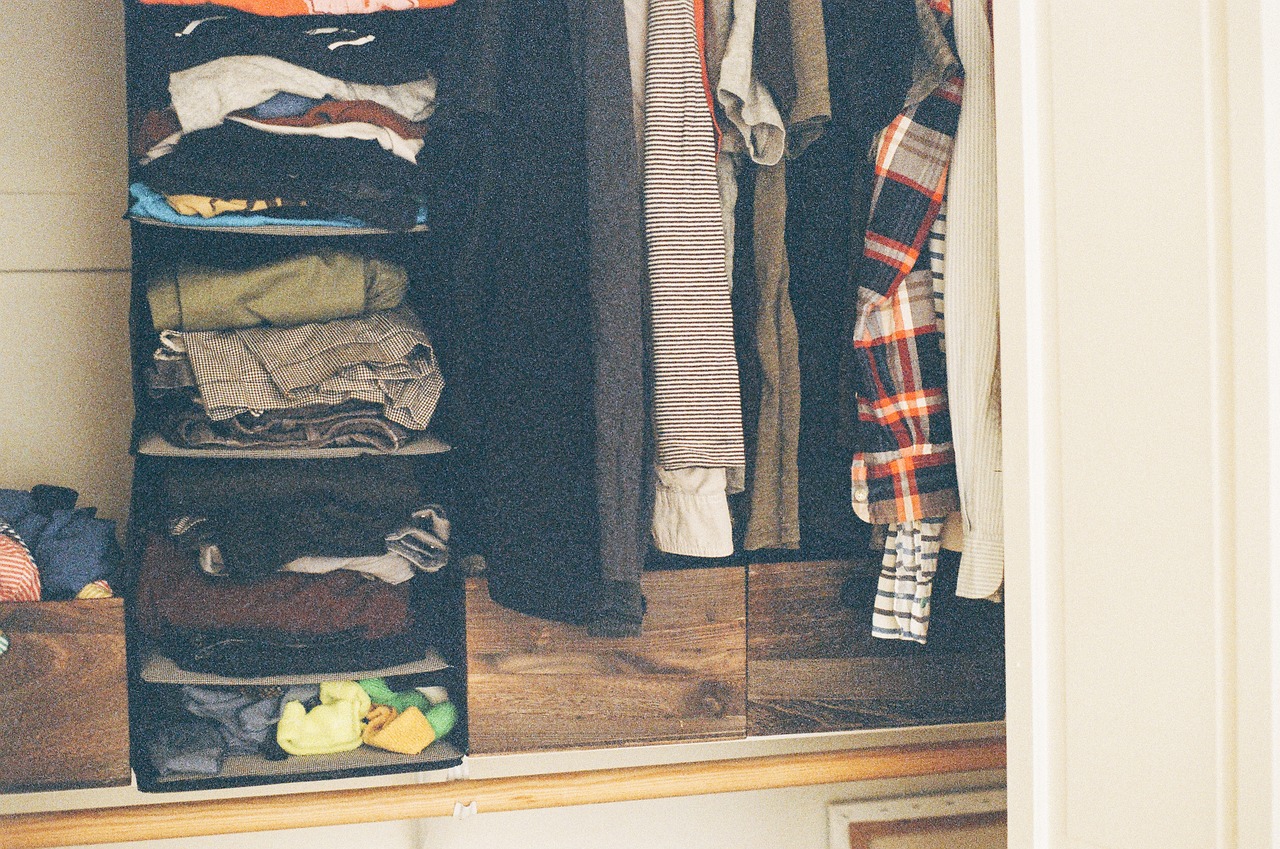 entdecken sie clevere lösungen zur kleidungslagerung! unsere tipps helfen ihnen, platz zu sparen und ordnung im kleiderschrank zu schaffen – für ein aufgeräumtes zuhause.