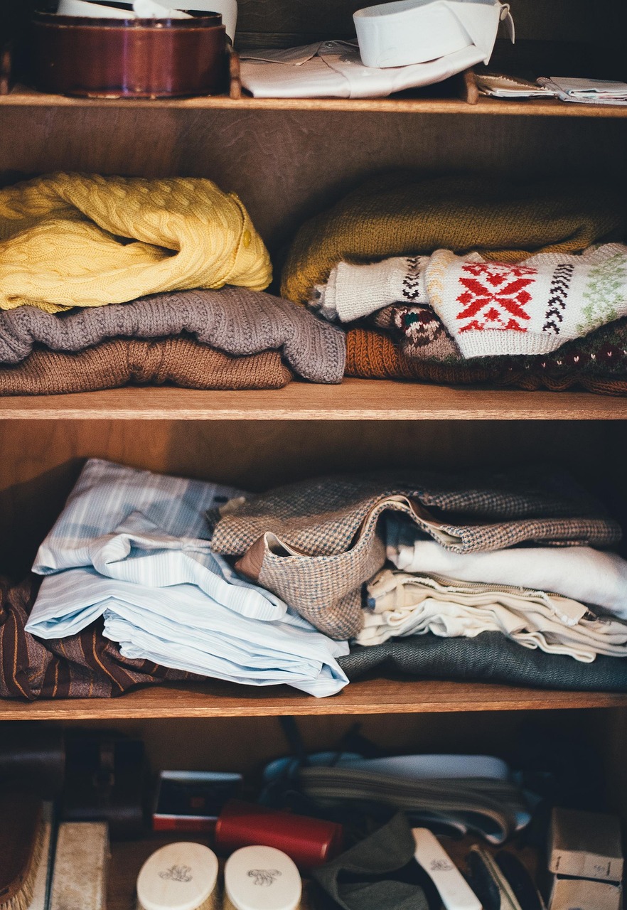 Wie bewahre ich Kleidung auf, um Knitterfalten zu vermeiden?